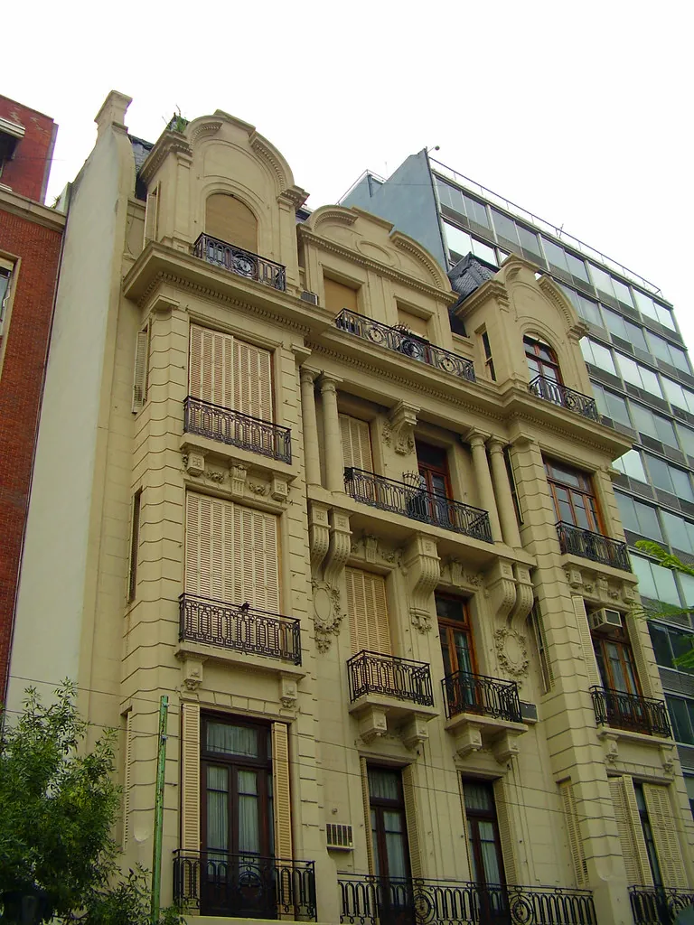 Fachada de un edificio de departamentos en Buenos Aires