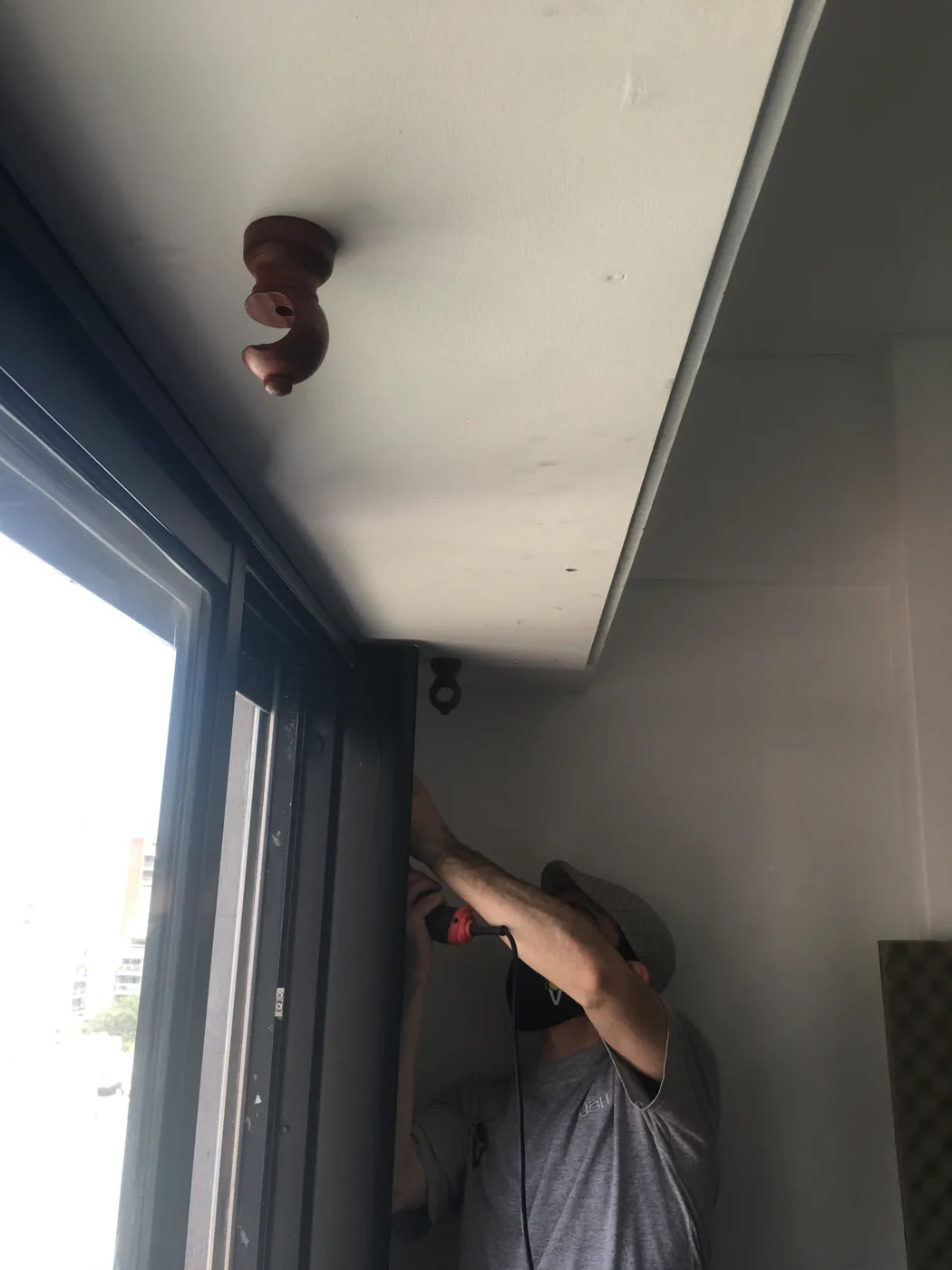 Técnico trabajando en el alero de un edificio