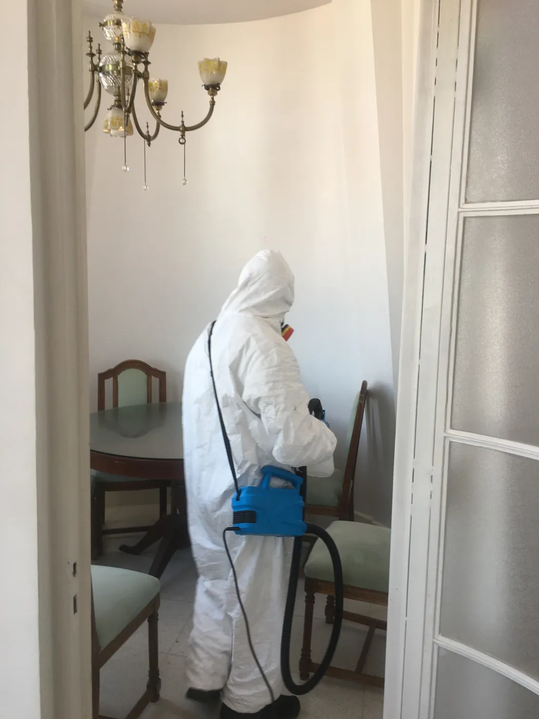 Técnico desinfectando un ambiente con equipo nebulizador