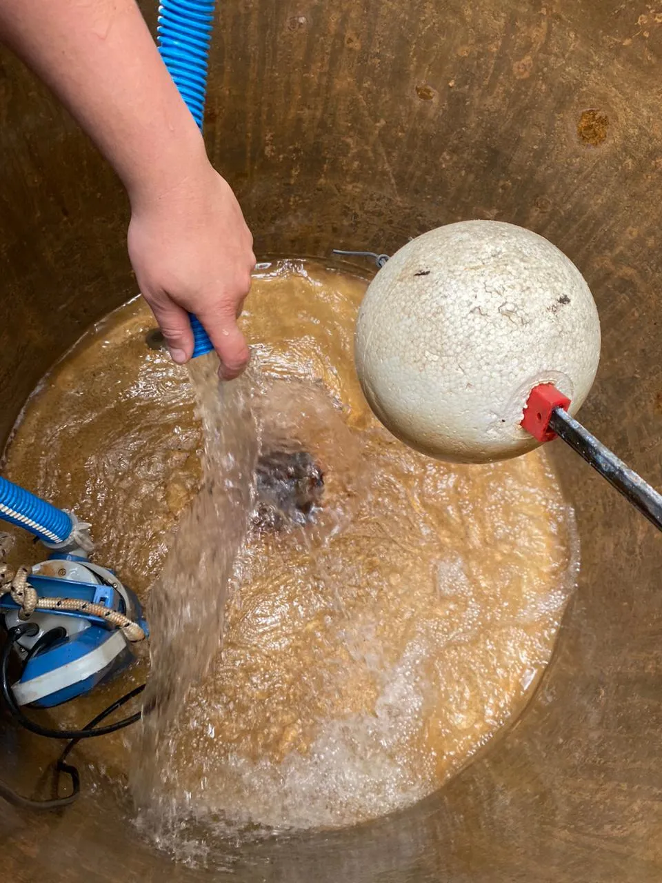 Limpieza por dentro de un tanque de agua de reserva con hidrolavadora